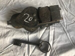 Doppel Riegel Schrank Schloss ziseliert Barock