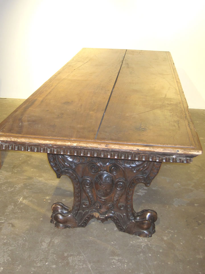 Nussbaum Renaissance Tisch unberührt