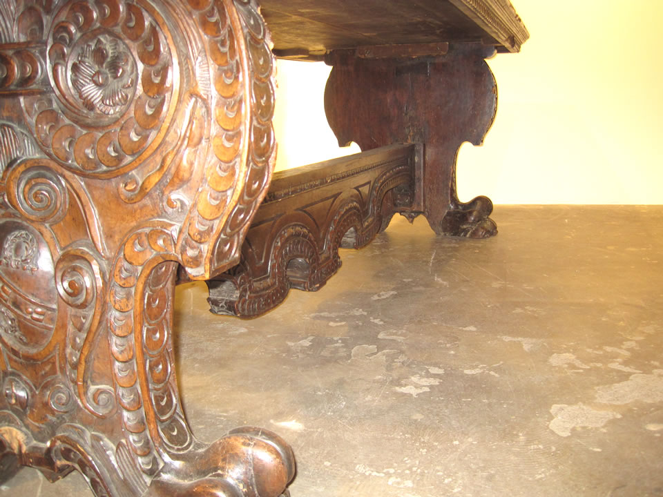 Nussbaum Renaissance Tisch unberührt 3